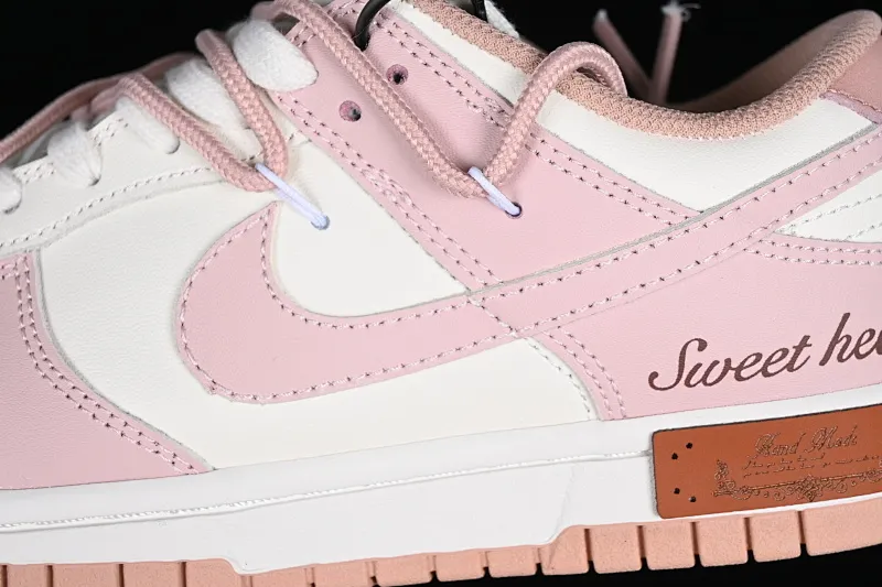 All categories Nk SB Dunk series Nk SB Dunk Low low-top sneakers Nk Dunk Low Spd berry carved rose pink retro sweetheart retro college style SB strap low-top casual sneakers DD1503-118